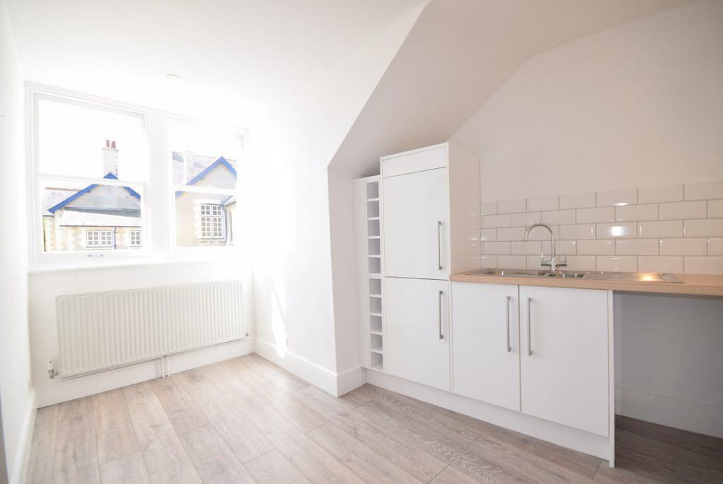 High Street, Bideford, Devon 1 bed flat £575 pcm (£133 pw)