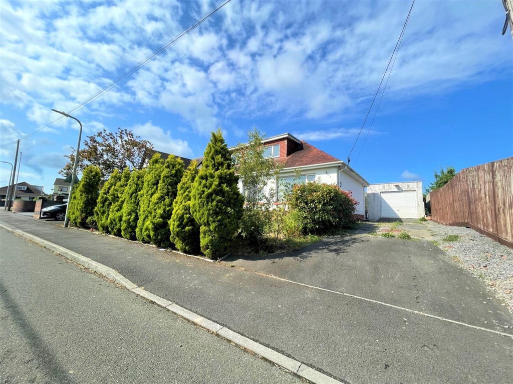 Penllwyngwyn Farm Drive, Bryn, Llanelli 4 bed detached bungalow for