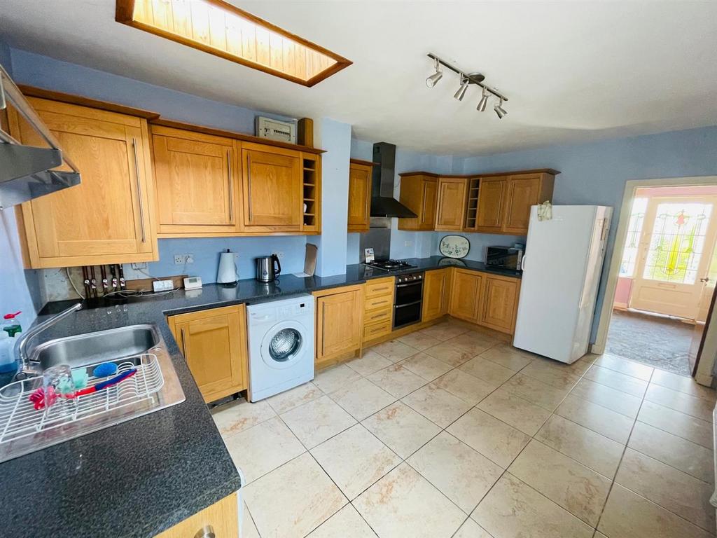 Kitchen 2.jpg