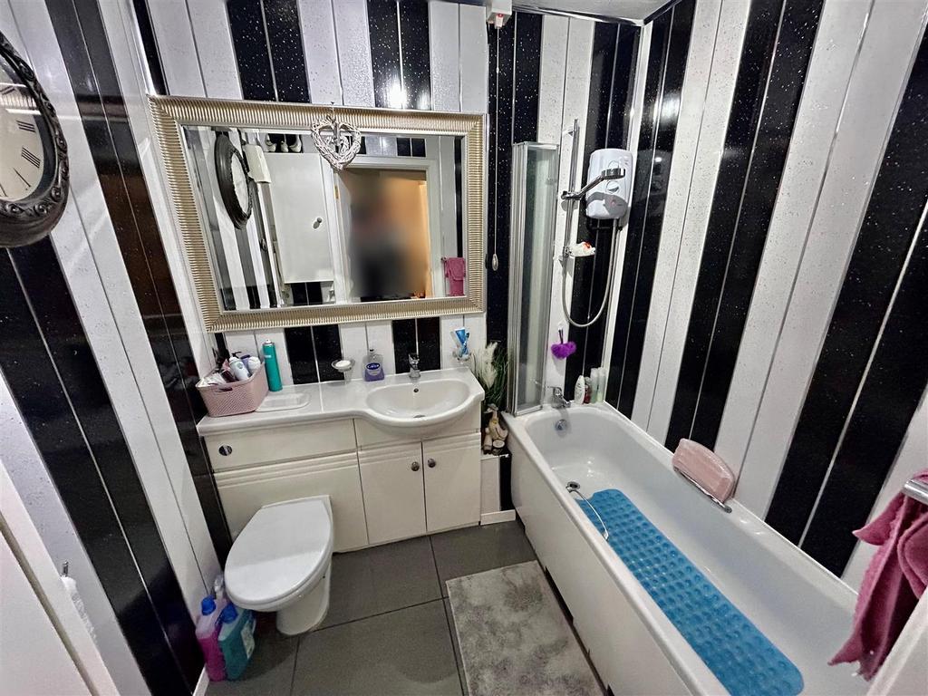 Bathroom (1).jpg