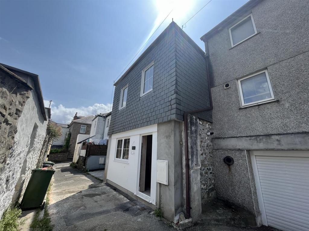Rosevean Road, Penzance 1 bed apartment £775 pcm (£179 pw)