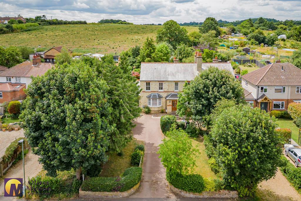 Edwardian SemiDetached House Station Road, Puckeridge 5 bed semi