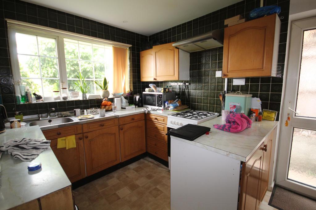 BANKSIDE WESTDENE, BRIGHTON 4 bed semidetached house £1,600 pcm (£