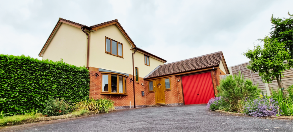 Spacious 4 Bedroom Detached Family Home With Vers