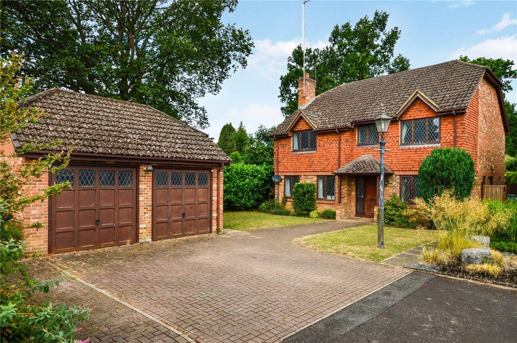Melbury Close, West Byfleet, Surrey, KT14 4 bed detached house £3,500