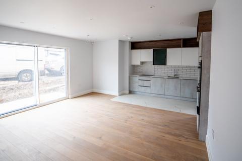 2 bedroom flat to rent, Chelmsford Road, Shenfield