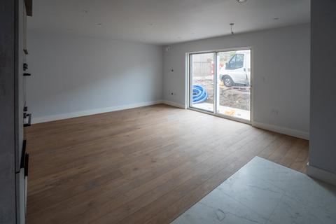 2 bedroom flat to rent, Chelmsford Road, Shenfield