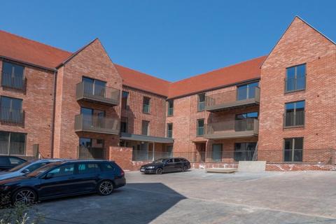 2 bedroom flat to rent, 13 Chelmsford Road, Shenfield