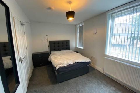 1 bedroom in a house share to rent - Manchester Road East, Manchester