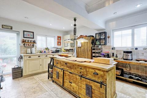 4 bedroom detached house for sale, Rayleigh Road, Thundersley