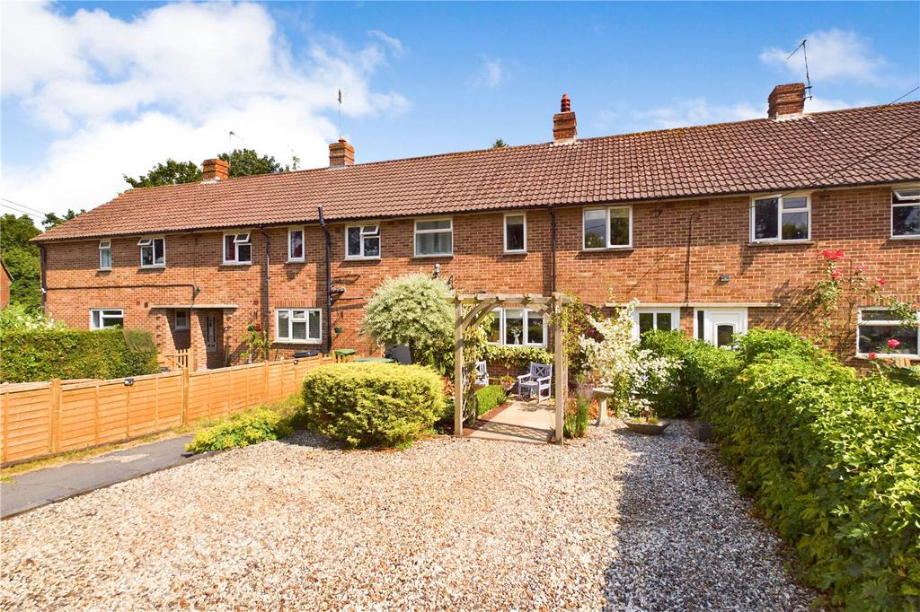 Tile Barn Row, Woolton Hill, Newbury, Hampshire, RG20 3 bed terraced