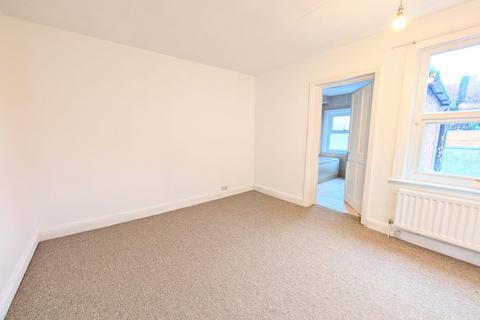 2 bedroom terraced house to rent, Railway View, Kettering, NN16