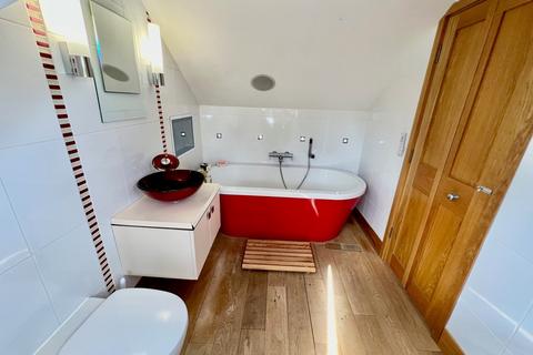 Summer Rose Cottage Condor Road, Staines-upon-thames, TW18 1UG