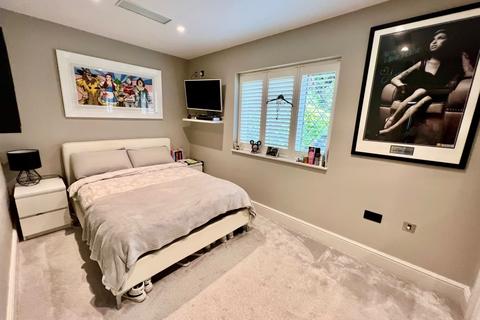 Summer Rose Cottage Condor Road, Staines-upon-thames, TW18 1UG