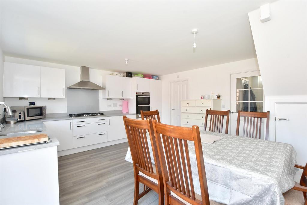 Pakenham Road, Waterlooville, Hampshire 4 bed detached house £500,000