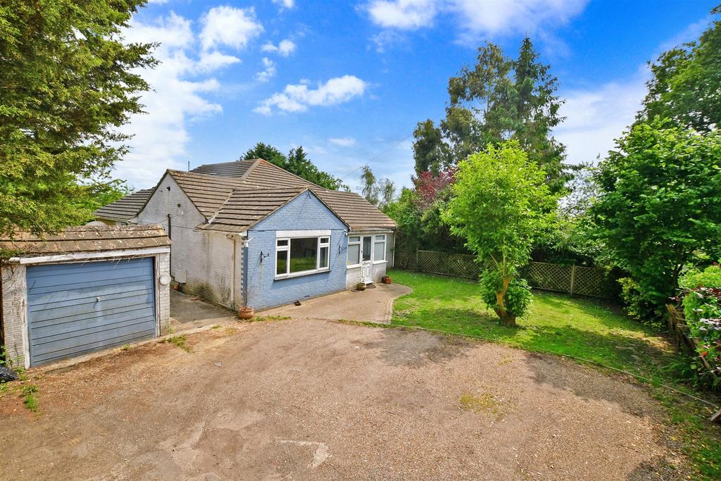 Amsbury Road, Coxheath, Maidstone, Kent 4 bed chalet for sale £650,000