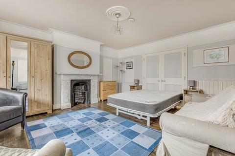 3 bedroom flat to rent, Barclay Road, London