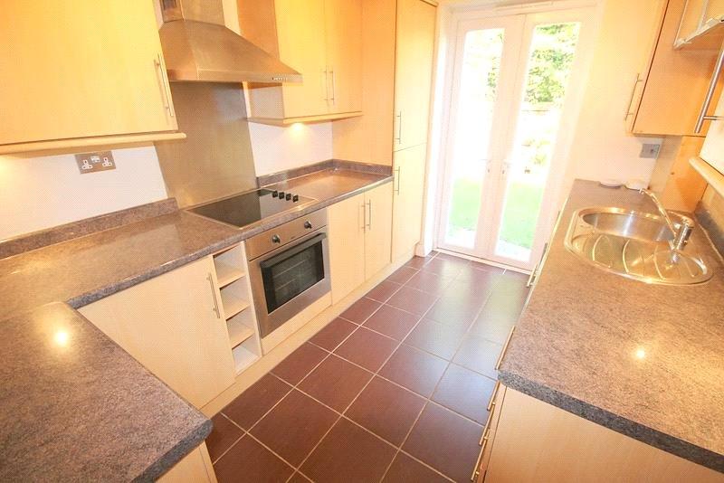 Warren Court, Chigwell, Essex, IG7 2 bed apartment £1,900 pcm (£438 pw)
