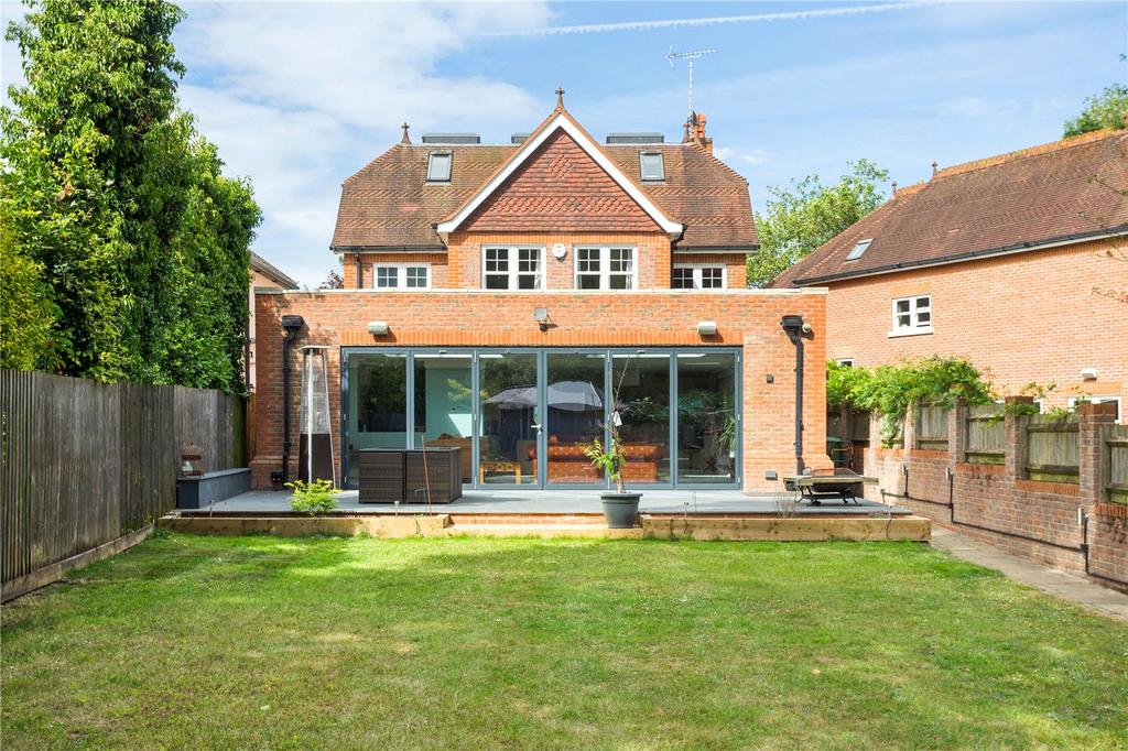 Roundwood Park, Harpenden... 6 bed detached house £5,500 pcm (£1,269 pw)