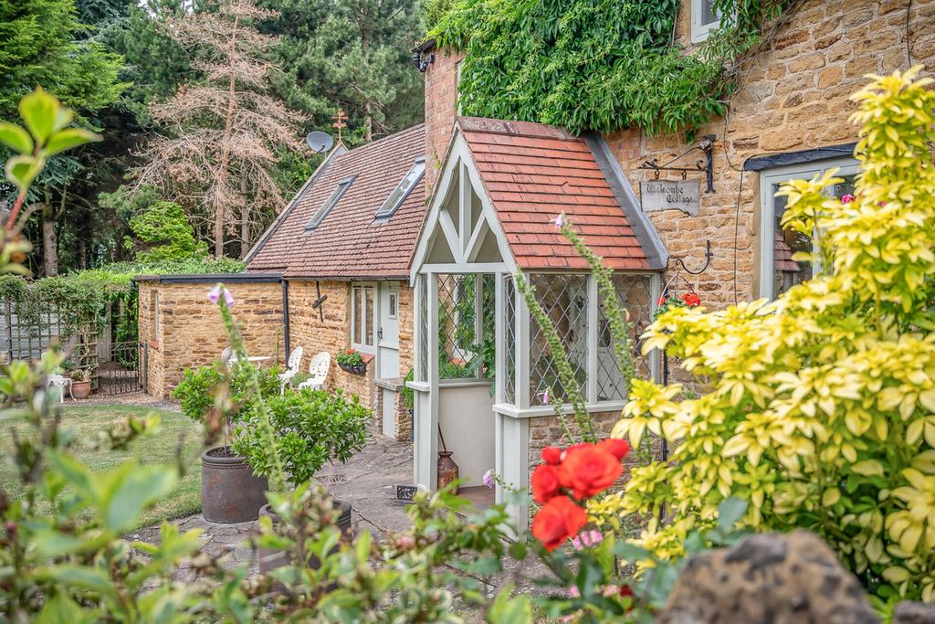 Sywell Road, Overstone, Northampton NN6 0AQ 4 bed semidetached house