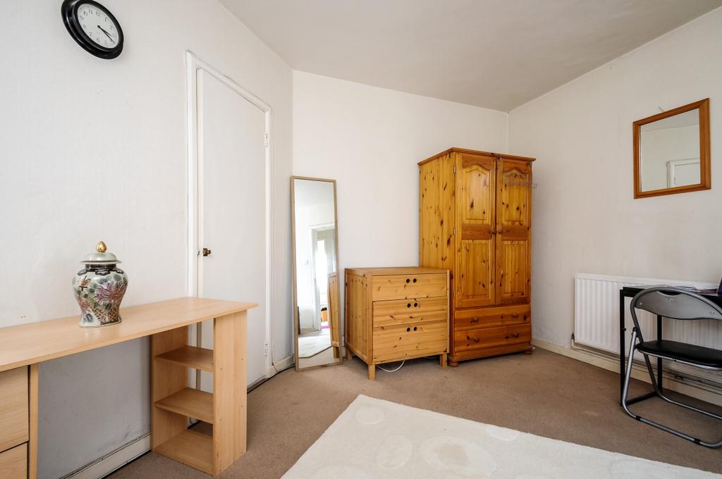 Kingston Hill Kingston Upon Thames KT2 3 bed apartment £2,400 pcm (£
