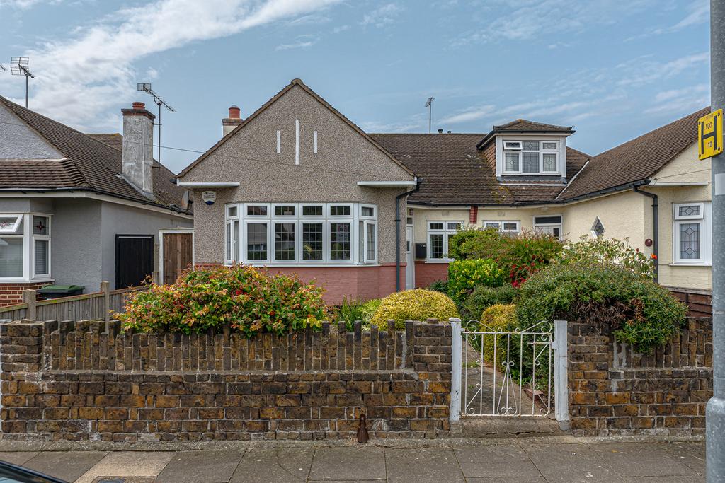 Walsingham Road, Southendonsea, SS2 3 bed semidetached bungalow for