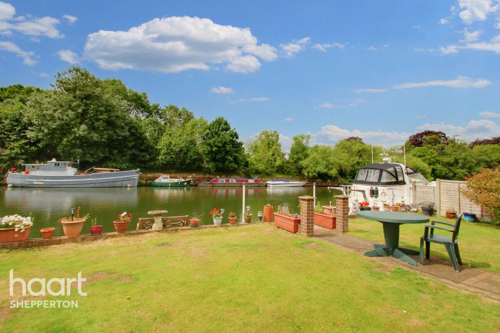 Thames Meadow, Shepperton 2 bed detached bungalow £600,000