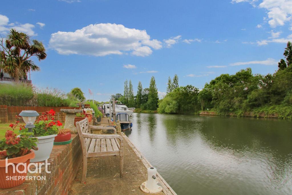 Thames Meadow, Shepperton 2 bed detached bungalow £600,000