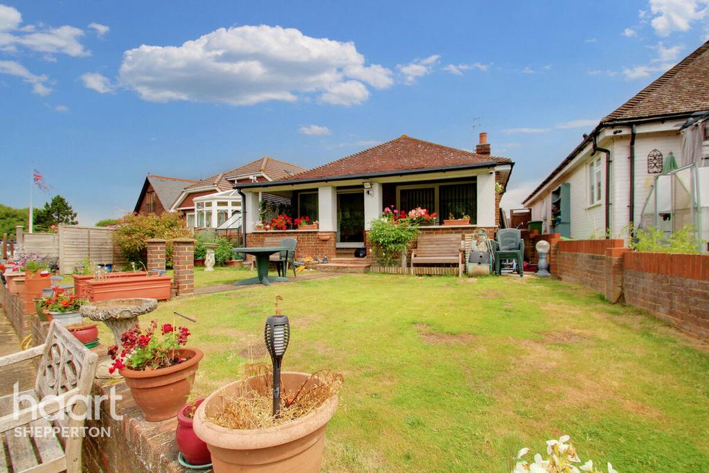 Thames Meadow, Shepperton 2 bed detached bungalow £600,000