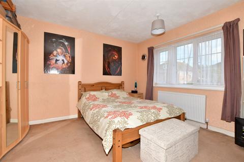 4 Papworth Close, Folkestone, CT19 5LZ