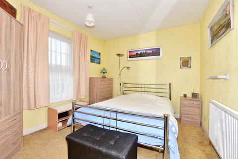 4 Papworth Close, Folkestone, CT19 5LZ