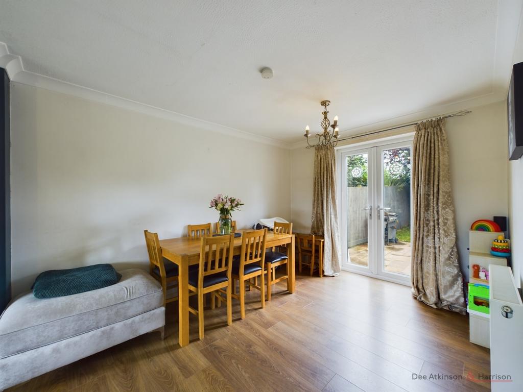 Lounge/Dining Area