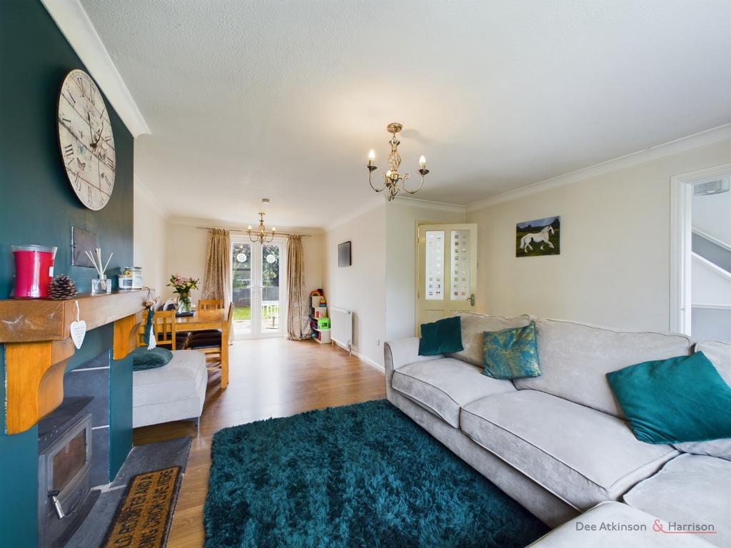 Lounge/Dining Area
