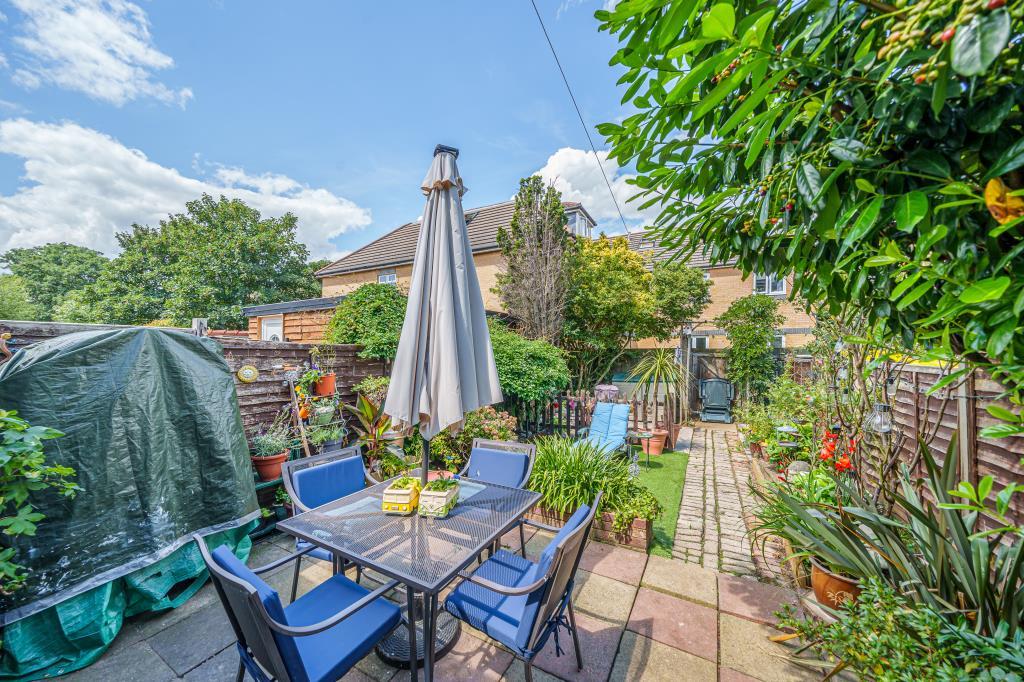 SunburyOnThames, Surrey, TW16 3 bed terraced house for sale £425,000