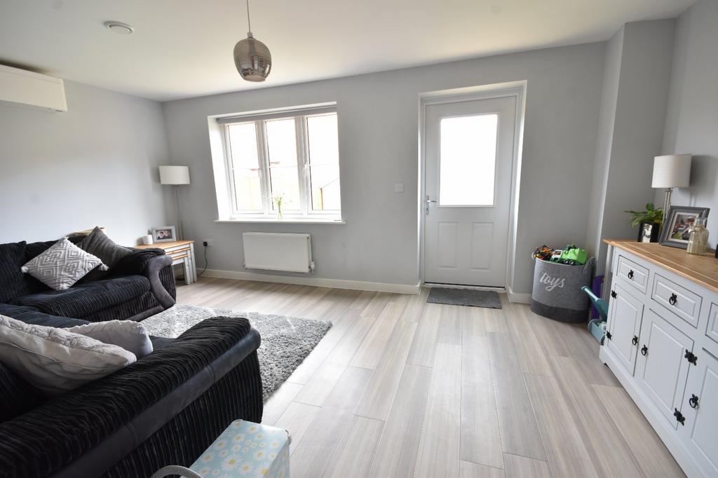 Wood, Crawley, RH10 3 bed semidetached house for sale £400,000