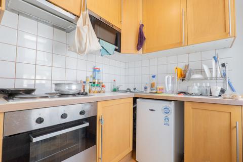 Studio to rent, Warbeck Road, Shepherds Bush, London, W12