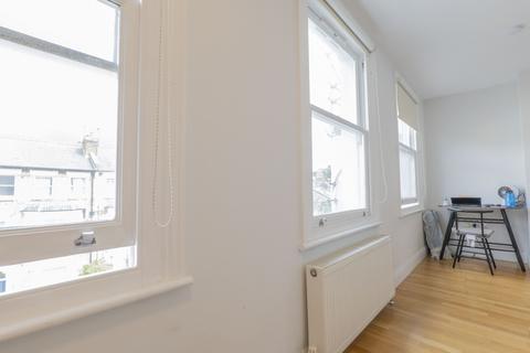 Studio to rent, Warbeck Road, Shepherds Bush, London, W12