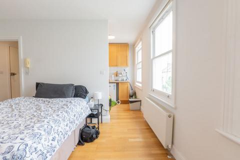 Studio to rent, Warbeck Road, Shepherds Bush, London, W12