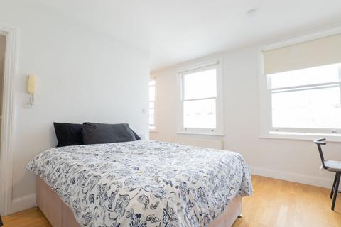 Studio to rent, Warbeck Road, Shepherds Bush, London, W12