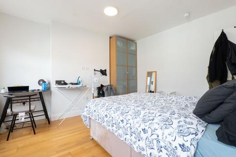 Studio to rent, Warbeck Road, Shepherds Bush, London, W12