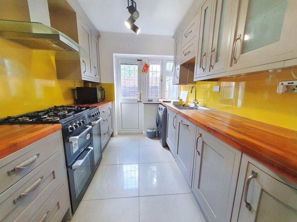 Hill Lane, Ruislip, HA4 2 bed property £1,995 pcm (£460 pw)
