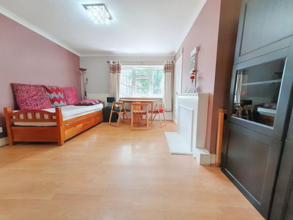 Hill Lane, Ruislip, HA4 2 bed property £1,995 pcm (£460 pw)