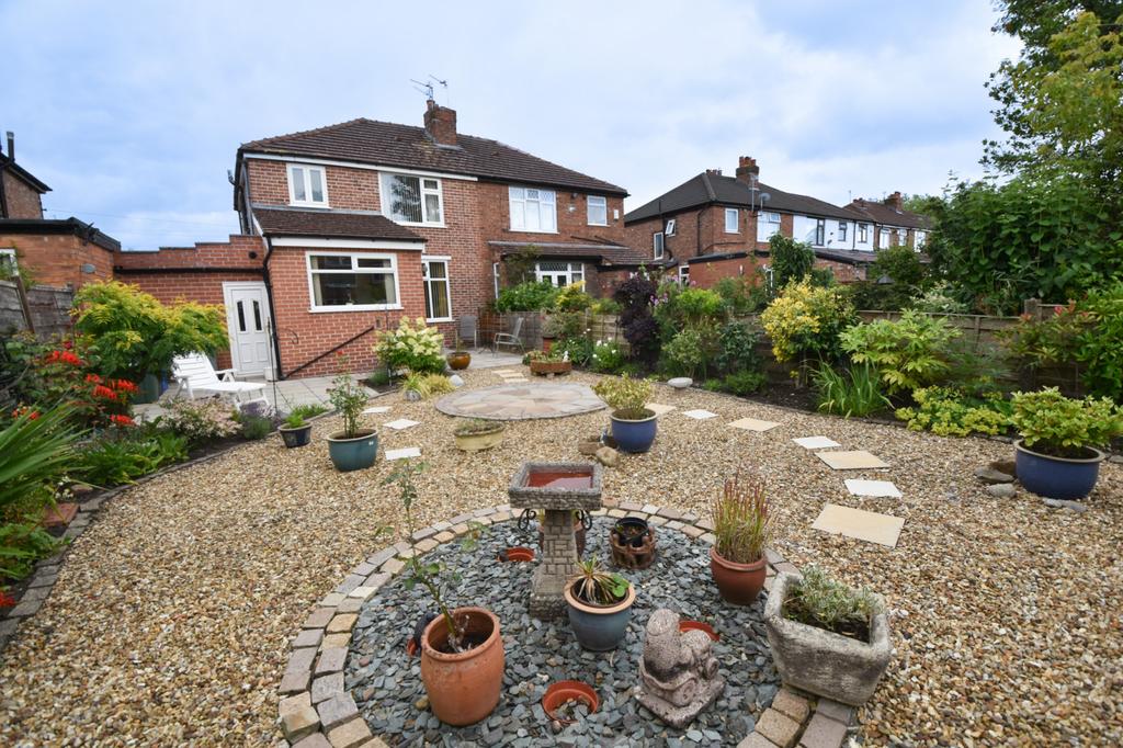 Aylesbury Avenue, Davyhulme, M41 3 bed semidetached house for sale £