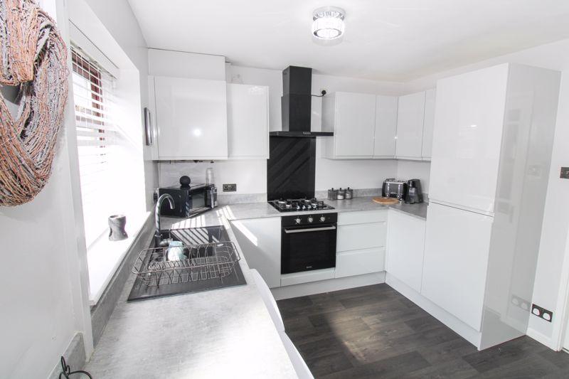 Lock Close, Heywood OL10 2JS 2 bed end of terrace house £140,000