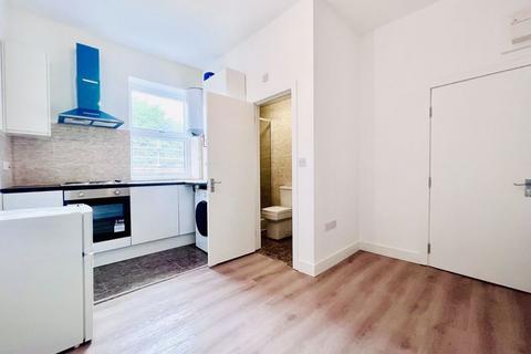 Studio to rent, Morning Lane, London