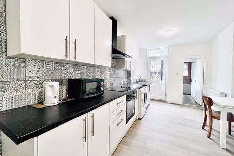 4 bedroom flat to rent, Morning Lane, Homerton E9