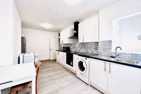 4 bedroom flat to rent, Morning Lane, Homerton E9