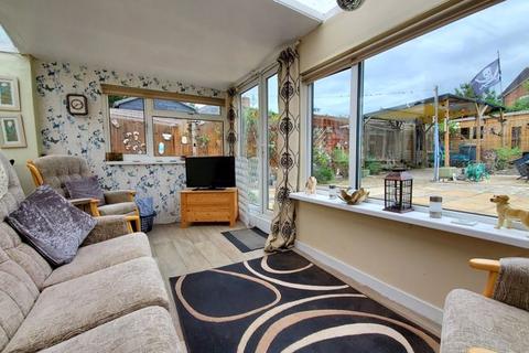 37 Hanman Road, Gloucester, GL1 4TJ