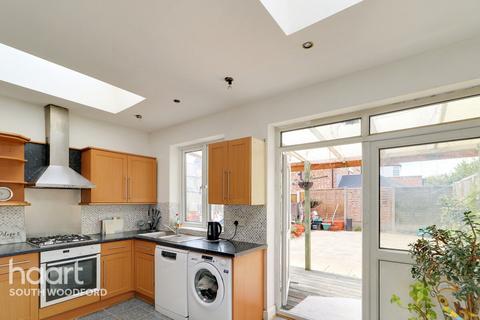 4 bedroom terraced house for sale, Maybank Avenue, South Woodford