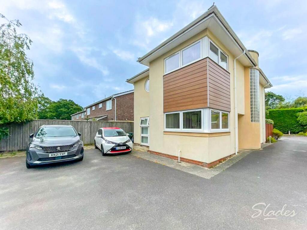 Smugglers Lane North, Highcliffe... 4 bed detached house £1,795 pcm